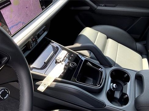 Used 2025 Porsche Cayenne image 30