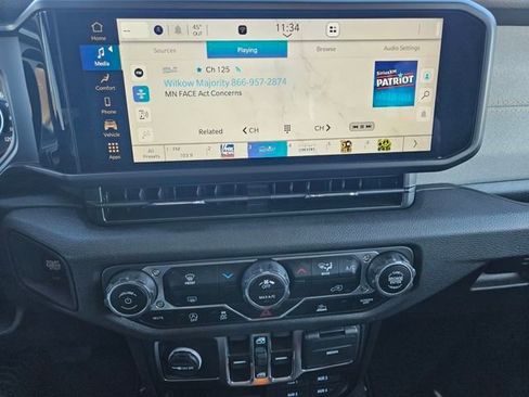 Used 2025 Jeep Gladiator Sport image 18