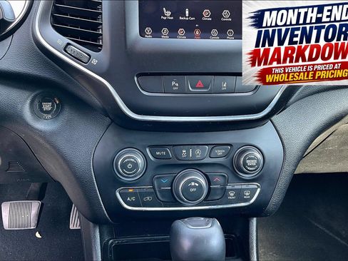 Used 2021 Jeep Cherokee Latitude Plus AWD/4WD image 18