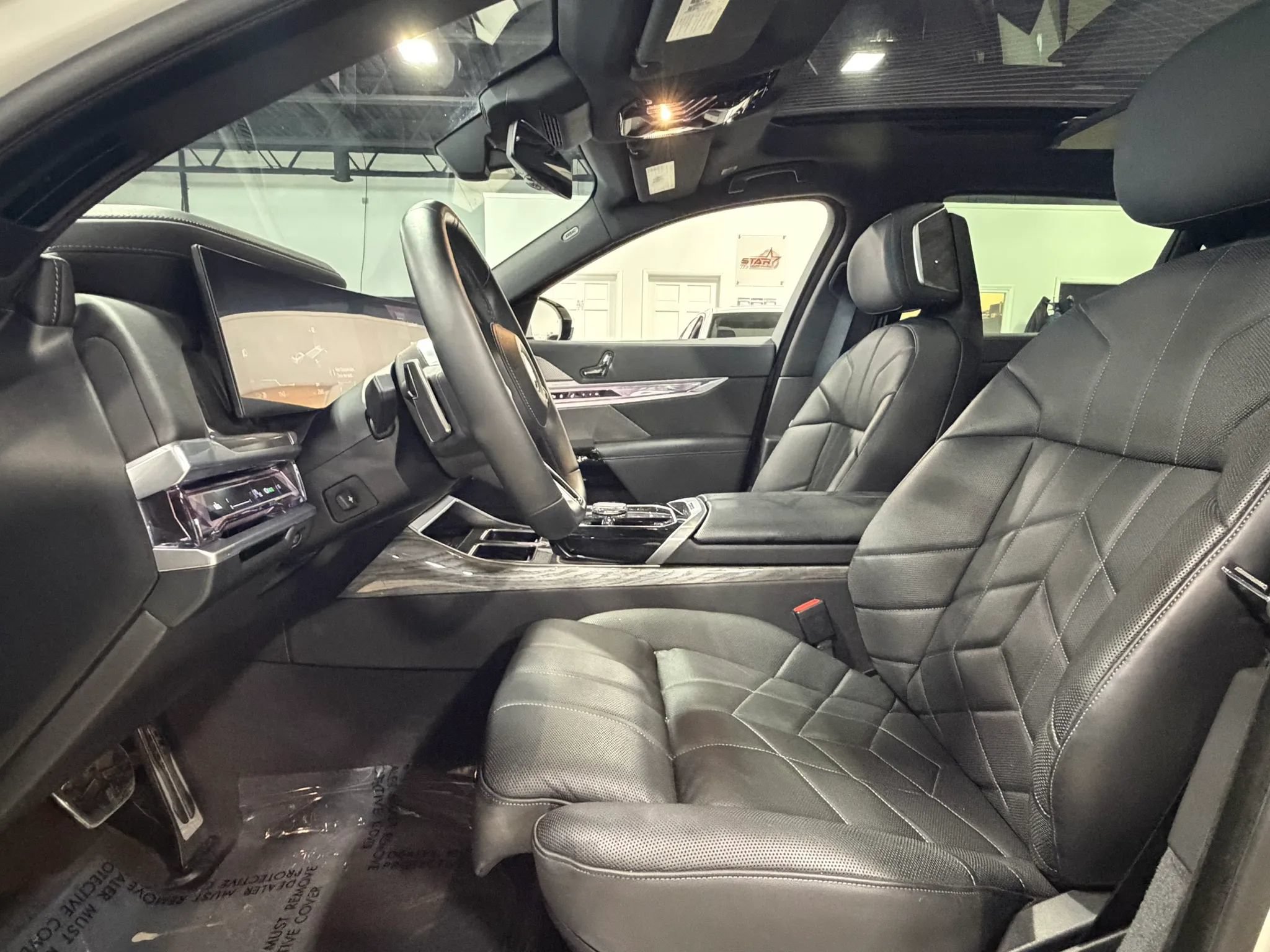 Used 2024 BMW i7 xDrive60 w/ Executive Package AWD/4WD image 7