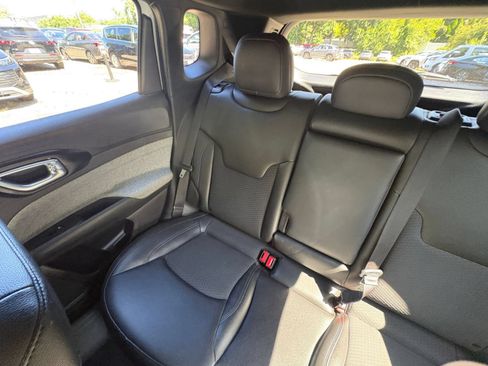Used 2025 Jeep Compass Latitude AWD/4WD image 36