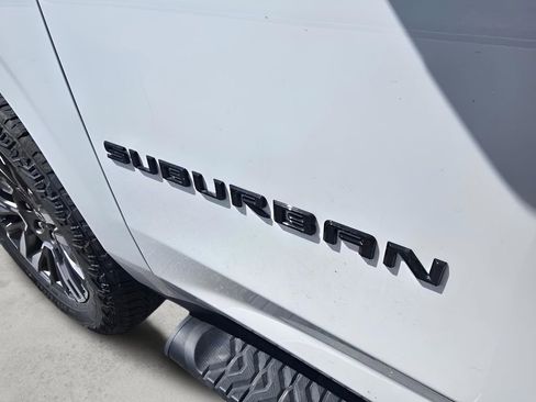 Used 2025 Chevrolet Suburban Z71 AWD/4WD image 17