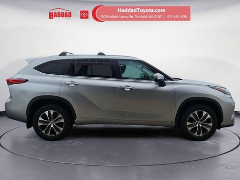 Used 2021 Toyota Highlander XLE AWD/4WD image 7