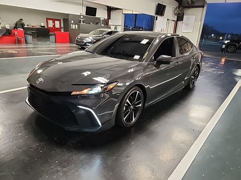 Used 2025 Toyota Camry SE image 2