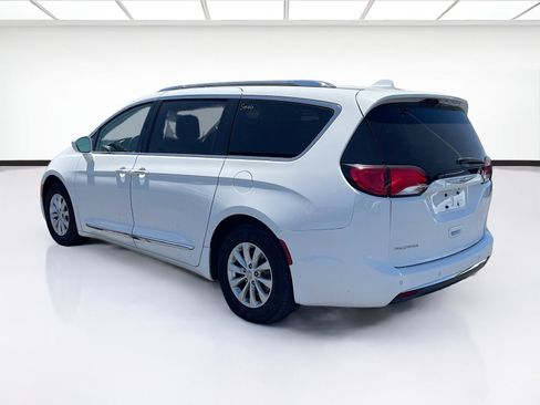 Used 2018 Chrysler Pacifica Touring-L FWD image 6