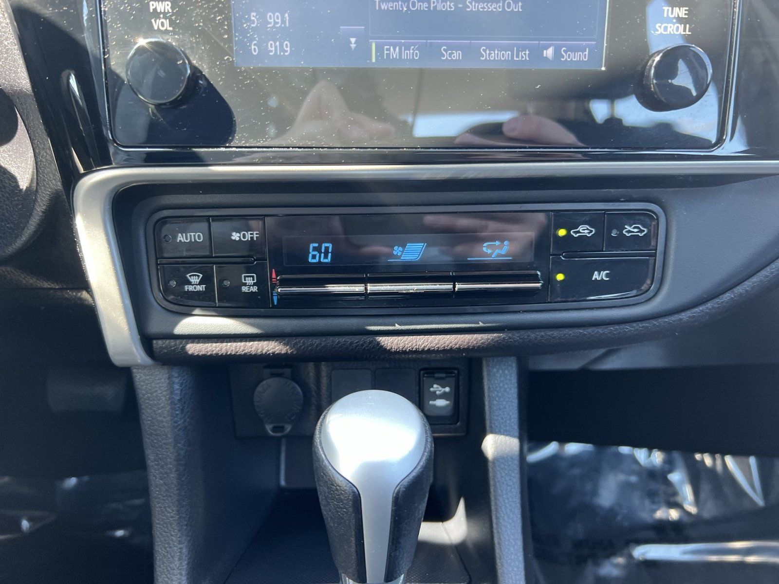 Used 2017 Toyota Corolla LE FWD image 19