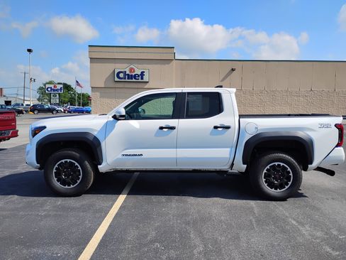 Used 2025 Toyota Tacoma TRD Off-Road AWD/4WD image 10