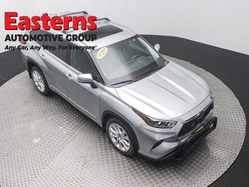 Used 2021 Toyota Highlander Limited AWD/4WD image 3