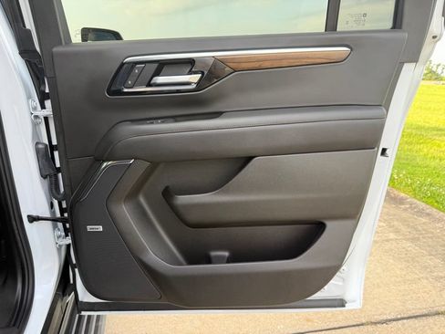 Used 2026 Chevrolet Suburban High Country AWD/4WD image 17