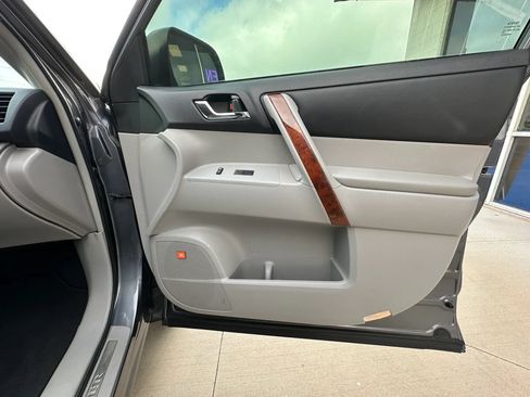 Used 2013 Toyota Highlander Limited AWD/4WD image 35