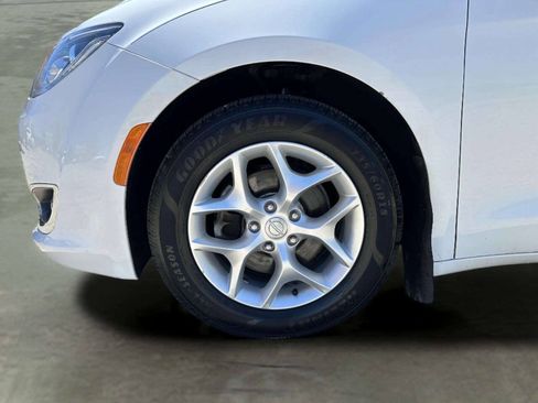 Used 2017 Chrysler Pacifica Touring Plus w/ Tire & Wheel Group FWD image 9