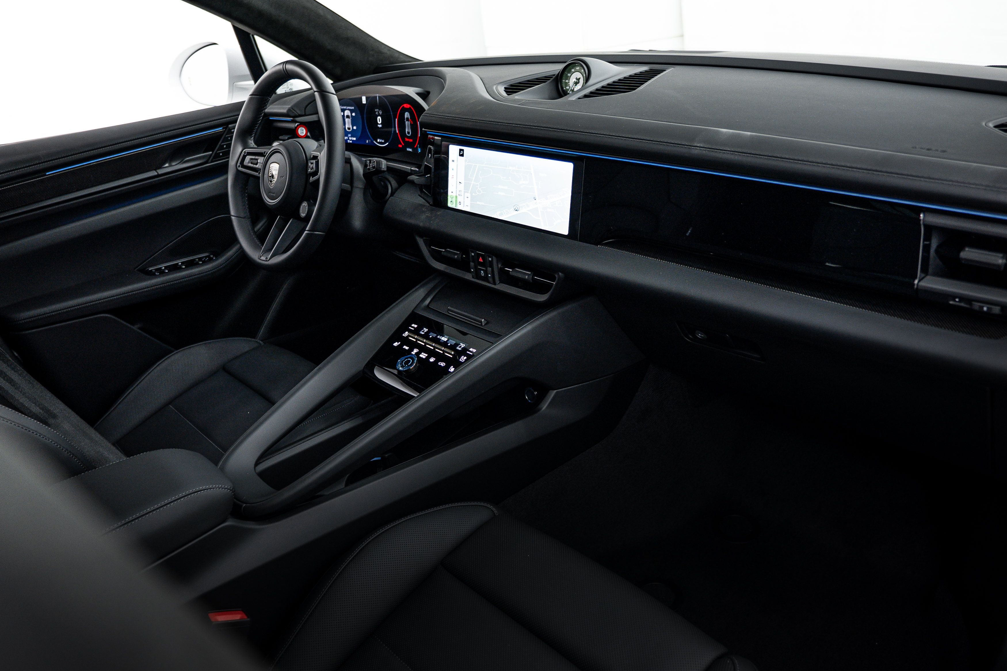 Certified 2025 Porsche Macan Turbo Electric AWD/4WD image 16