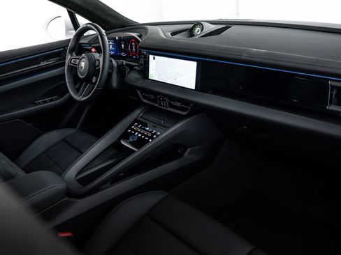 Certified 2025 Porsche Macan Turbo Electric AWD/4WD image 16