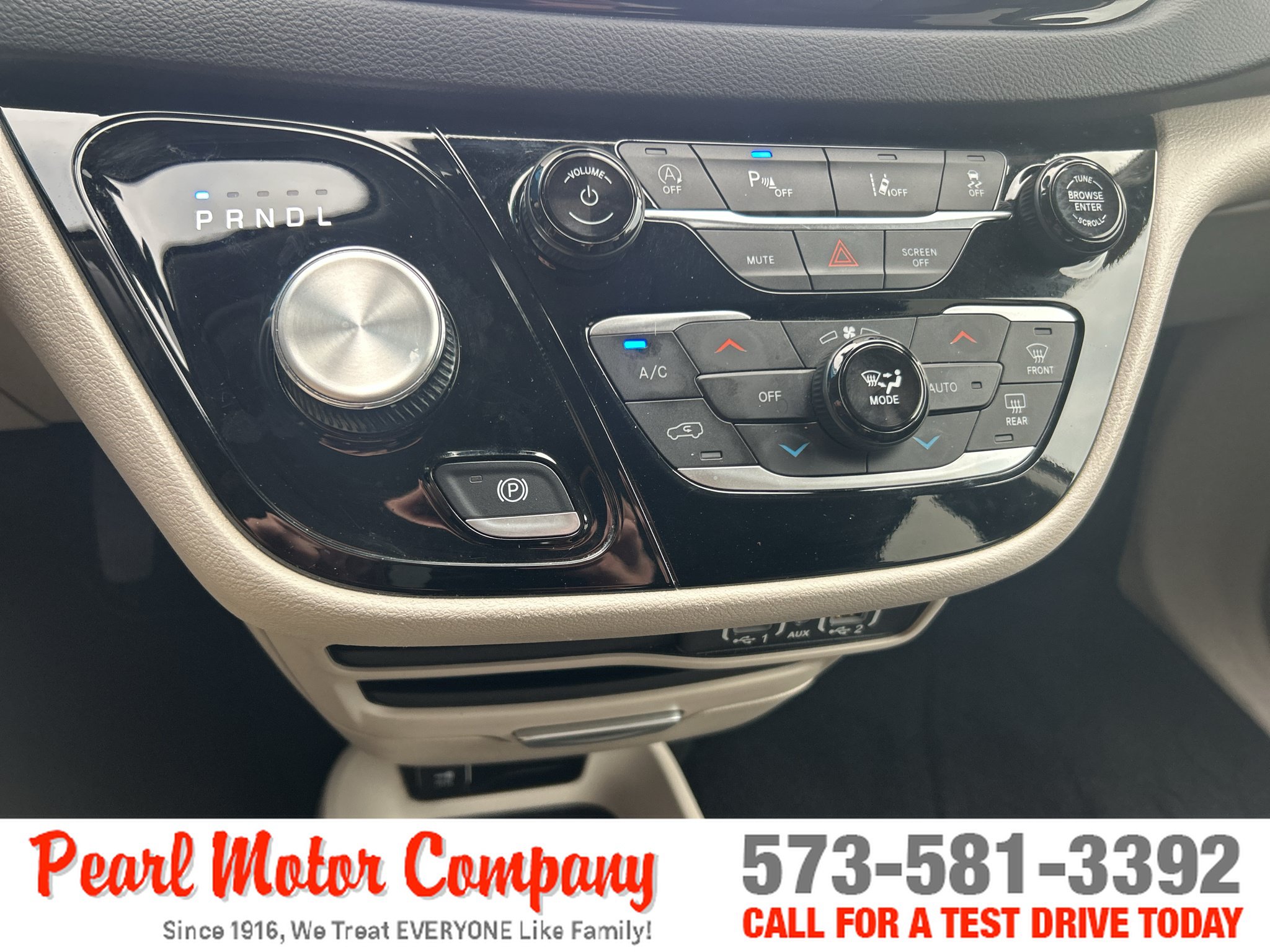 Used 2024 Chrysler Pacifica Touring-L FWD image 18