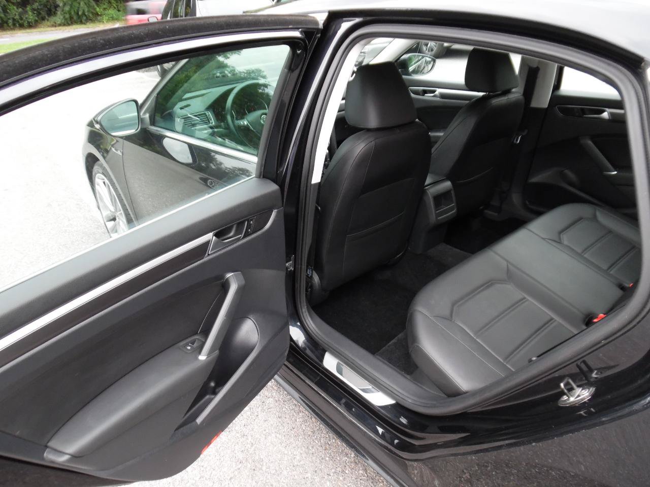 Used 2017 Volkswagen Passat 1.8T R-Line FWD image 17