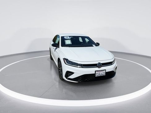 Used 2025 Volkswagen Jetta Sport image 2