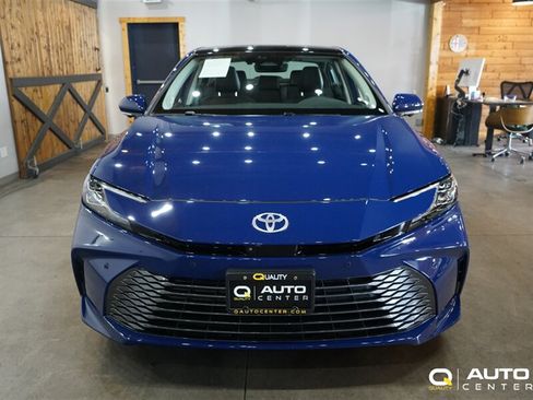 Used 2025 Toyota Camry XLE AWD/4WD image 2