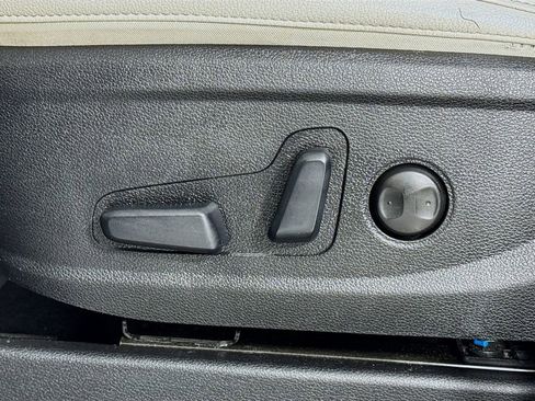 Used 2023 Kia Telluride EX w/ EX Captain's Chair Package image 16