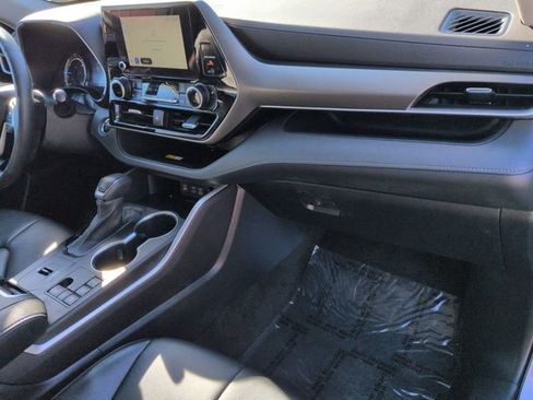 Used 2023 Toyota Highlander XLE image 30