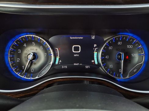 Used 2023 Chrysler Pacifica Limited image 2