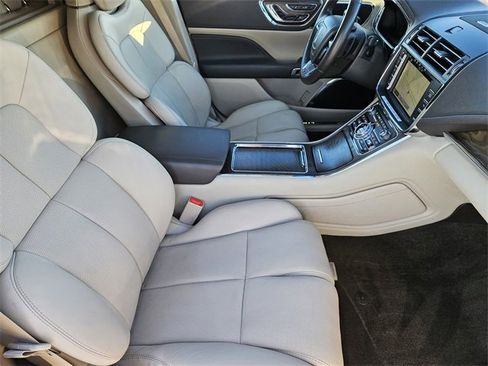 Used 2019 Lincoln Continental Select image 13