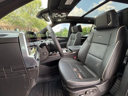 Used 2025 Cadillac Escalade ESV Premium Luxury w/ LPO, Radiant Package AWD/4WD image 16
