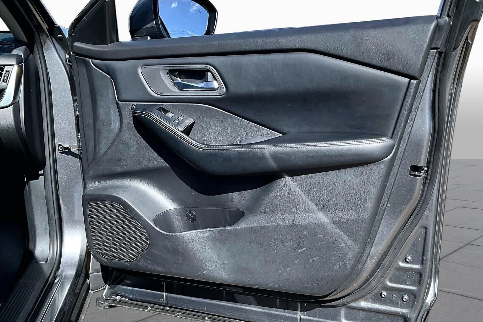 Used 2024 Nissan Rogue SV FWD image 23