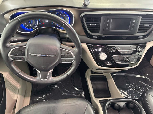 Used 2017 Chrysler Pacifica Touring-L FWD image 24