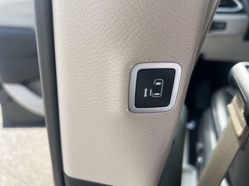 Used 2023 Chrysler Pacifica Touring-L image 16