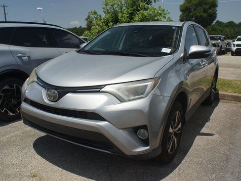 Used 2018 Toyota RAV4 XLE FWD image 5