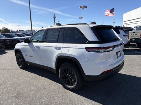 New 2025 Jeep Grand Cherokee Altitude image 8