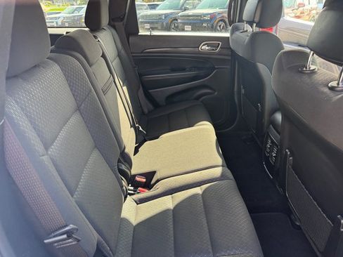Used 2020 Jeep Grand Cherokee Laredo AWD/4WD image 24