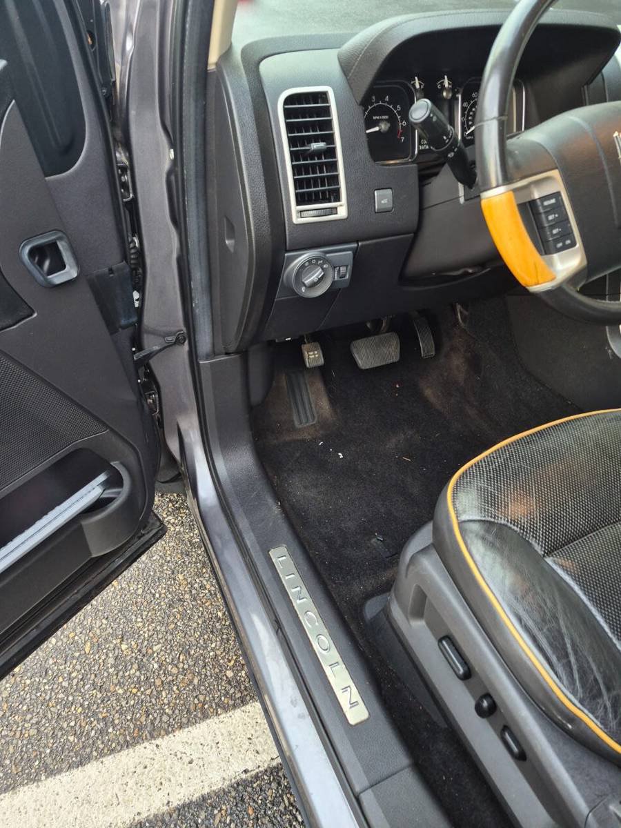 Used 2010 Lincoln MKX AWD image 11
