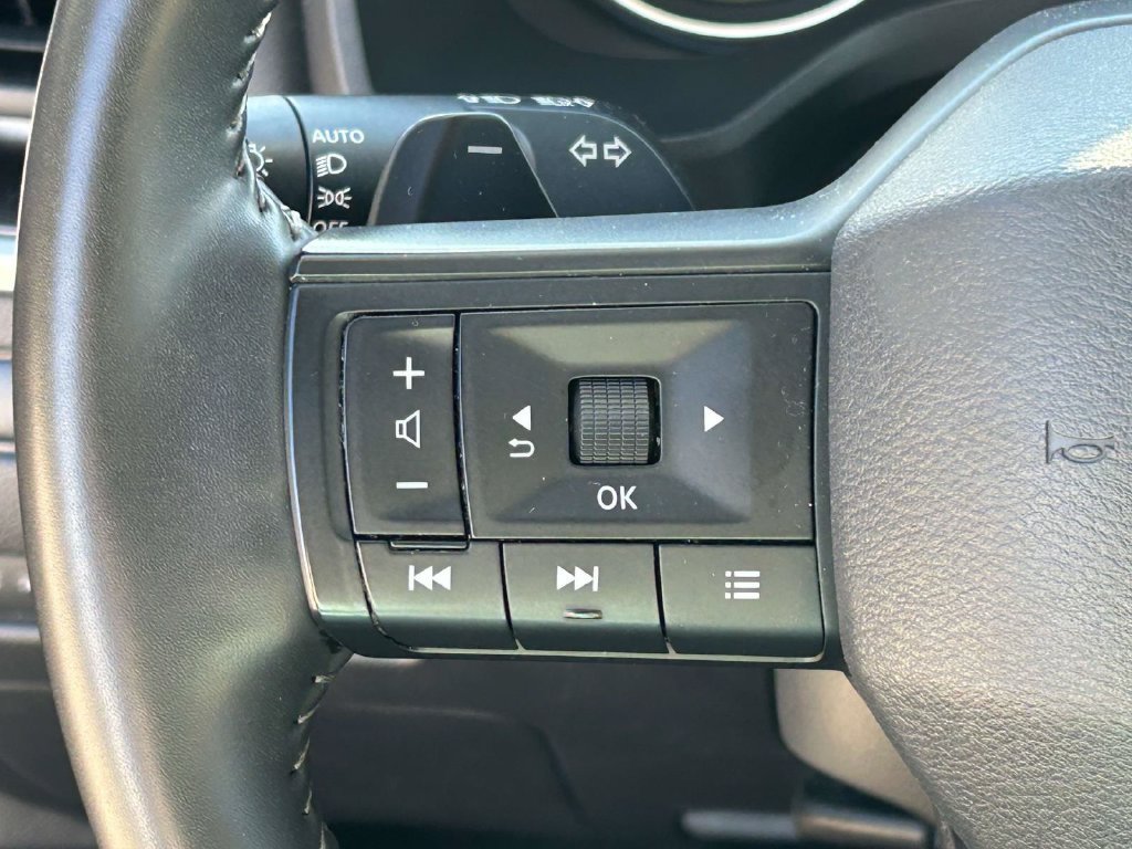 Used 2025 Nissan Rogue SV AWD/4WD image 15