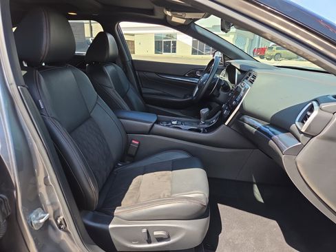 Used 2023 Nissan Maxima SR w/ Sport Mat Group FWD image 15