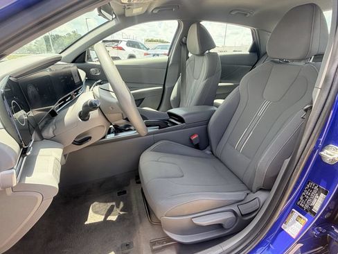 Used 2024 Hyundai Elantra SEL FWD image 25