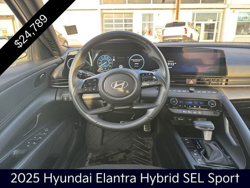 Used 2025 Hyundai Elantra SEL image 13