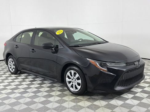 Used 2022 Toyota Corolla LE image 3