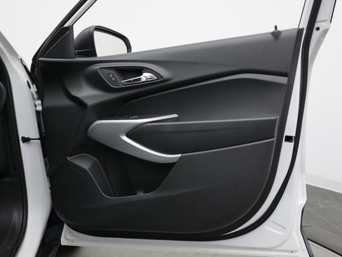 Used 2025 Chevrolet Trax LS FWD image 34