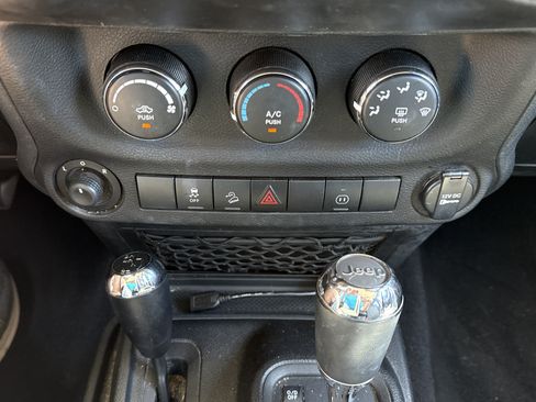 Used 2011 Jeep Wrangler Unlimited Sahara w/ Connectivity Group AWD/4WD image 18
