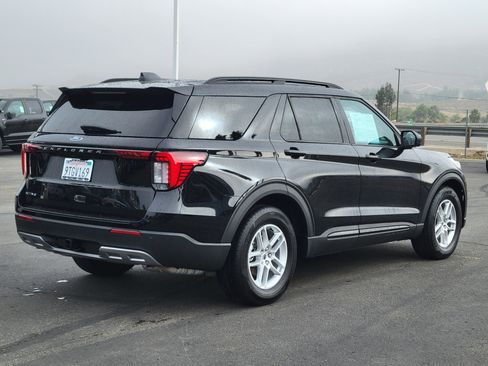 Used 2026 Ford Explorer Active w/ Active Comfort Package RWD image 2