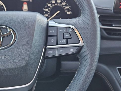 Used 2024 Toyota Sienna XLE Woodland Edition image 30