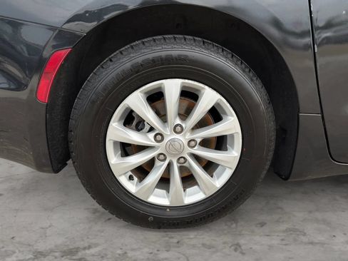 Used 2019 Chrysler Pacifica Touring-L FWD image 45