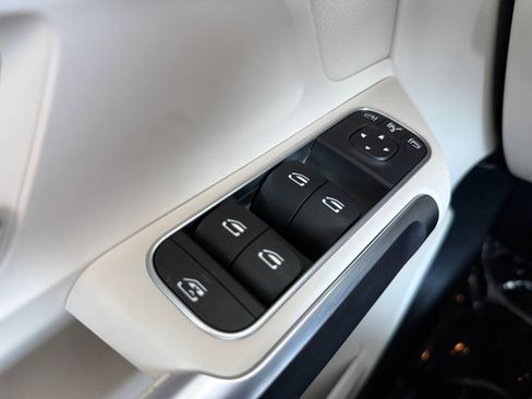 Used 2020 Mercedes-Benz GLB 250 w/ Premium Package image 23
