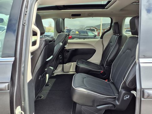Used 2023 Chrysler Pacifica Limited w/ Uconnect Theater Family Group image 10