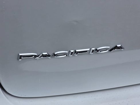 Used 2019 Chrysler Pacifica Touring-L FWD image 33