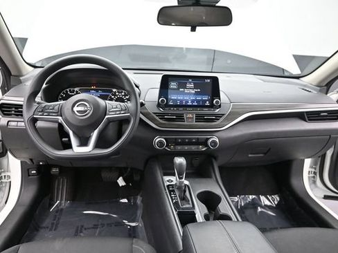 Used 2025 Nissan Altima 2.5 SV FWD image 15