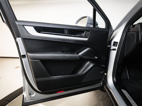 Certified 2024 Porsche Cayenne Coupe AWD/4WD image 23