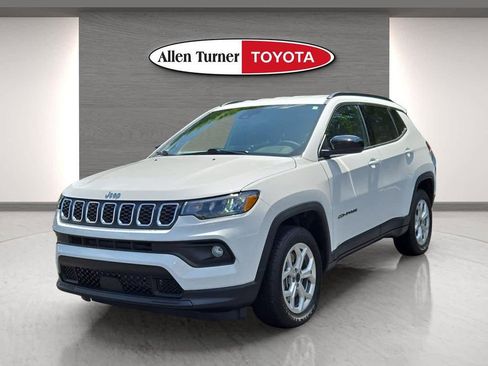 Used 2025 Jeep Compass Latitude AWD/4WD image 3