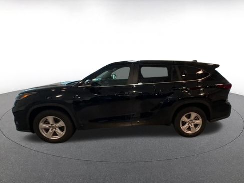 Used 2025 Toyota Highlander LE FWD image 8